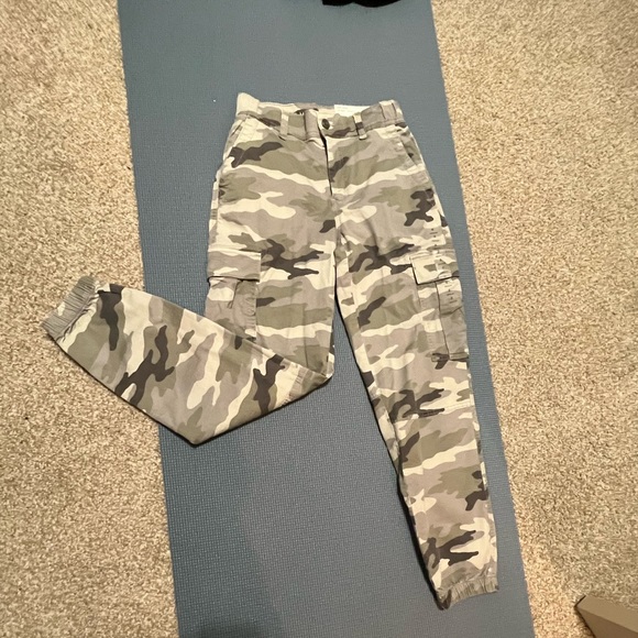 American Eagle Super Stretch High Waisted Camo Cargo Pants - Picture 3 of 5